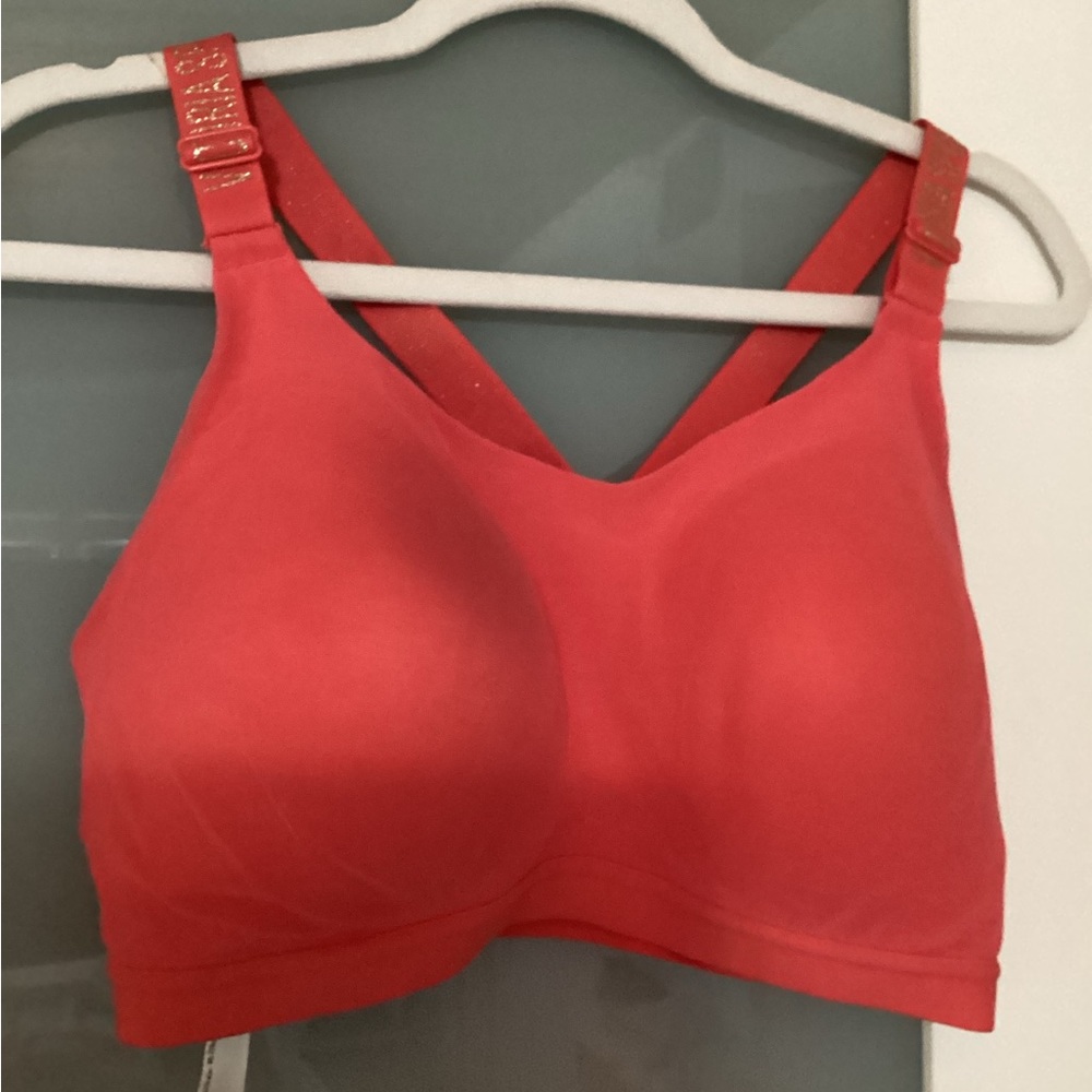 Victoria's Secret Incredible
(NWT
Lightweight Mesh Sports Bra